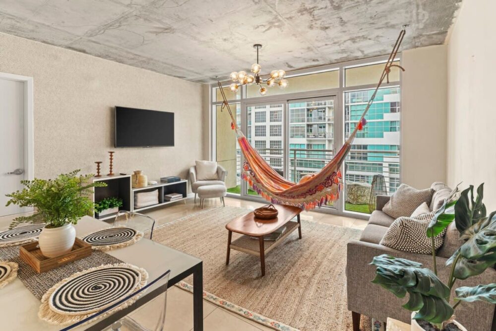 Urban Retreat, Pool and steps to Midtown Shops - Host And Keep