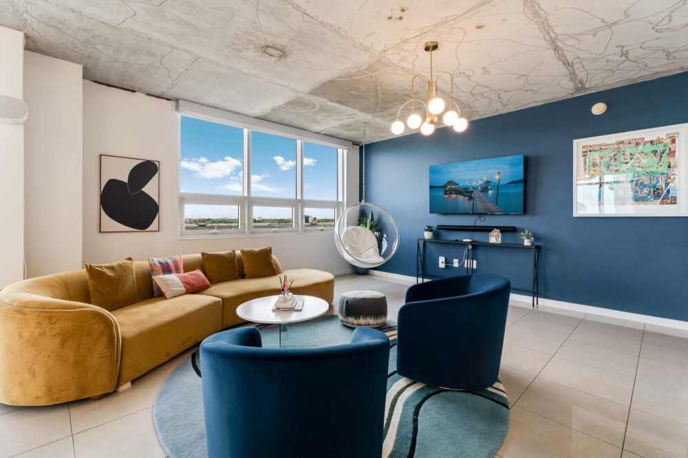Miami Vice, Chic, Pool and Steps to Midtown Shops - Host And Keep